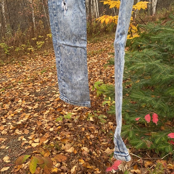 Straight cut women’s light washed denim - Picture 5 of 7